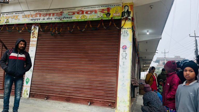 चन्द्रनिगाहपुरका दुई सुन पसलमा चोरी