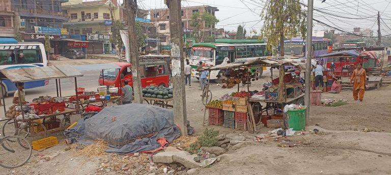 चन्द्रनिगाहपुरको राजमार्ग ठेला व्यापारीको कब्जामा