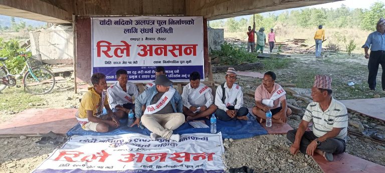 समयमा चाँदी पुल नबनेको भन्दै सडकका हाकिम र ठेकेदारलाई कुटे स्थानीयले