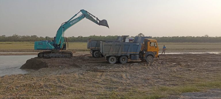 पौराई खोला मनलाग्दी उत्खनन्,वनको टोली पुगेपछि भागाभाग