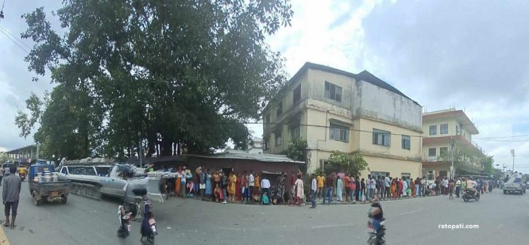 नागरिकता लिन जिल्ला प्रशासन कार्यालय मोरङमा २५० मिटर लामो लाइन ९तस्बिरहरू०