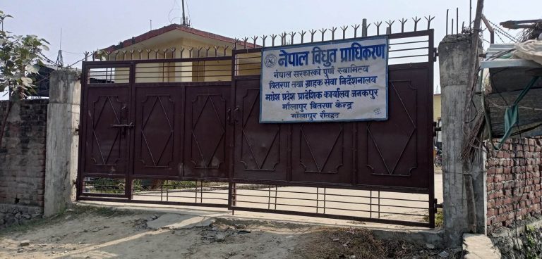 प्राधिकरण मौलापुरको लापरबाहीले सेवाग्राही मारमा