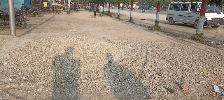 चन्द्रपुरमा निर्माण सामाग्री सडक पटीमै