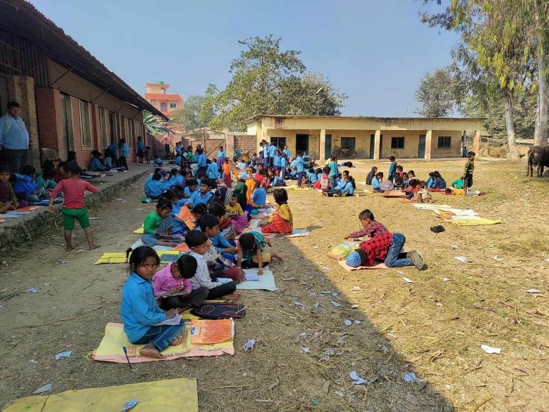 उचित व्यवस्थापन नहुँदा बाराका बालबालिका भुइँमा पढ्न बाध्य