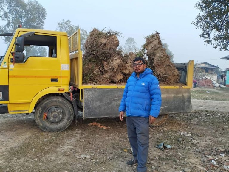 जाडो बढेपछि ठाउँ ठाउँमा दाउरा बाँडे वडा अध्यक्ष चौधरीले