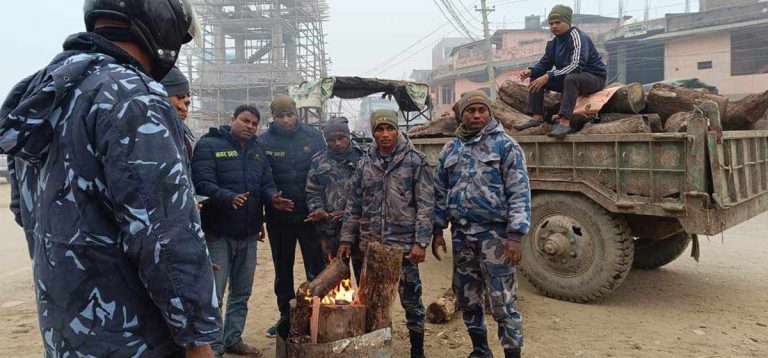 गौरका मेयर साहको पहलमा जाडोबाट बच्न गौरमा दाउरा बालिदै