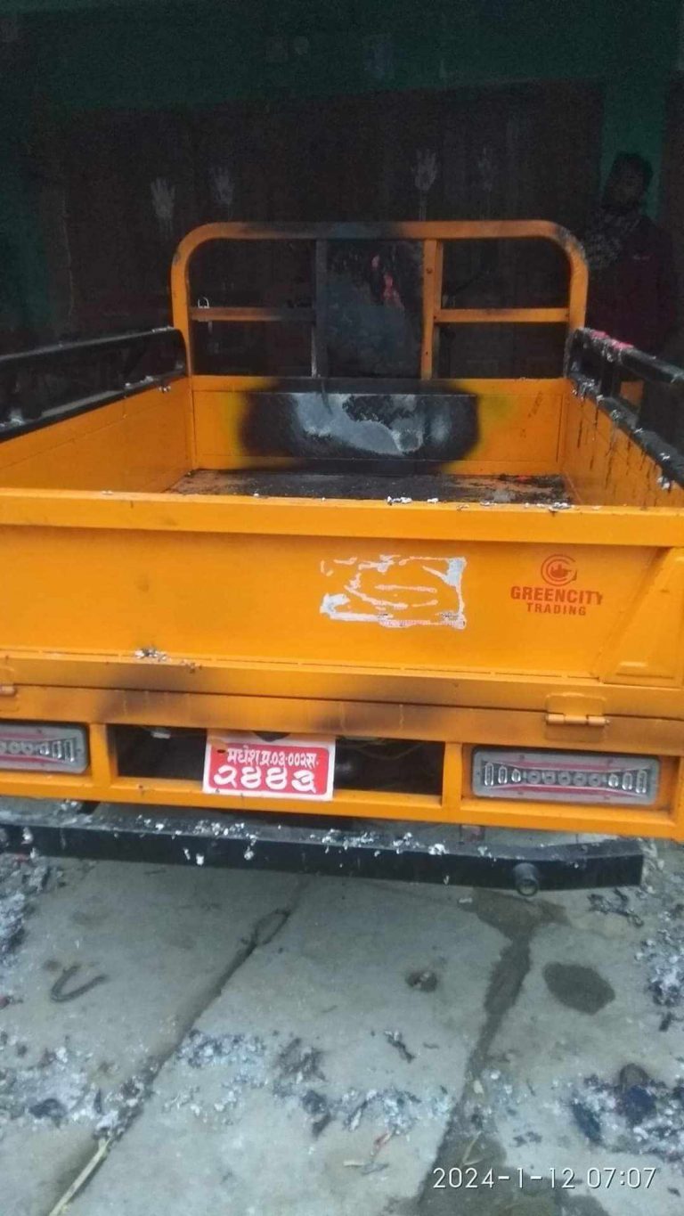 अज्ञात समूह द्वारा गाडीमा आगजनी 