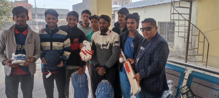 मेयर कप क्रिकेट प्रतियोगितामा सहभागी हुने चन्द्रपुरका खेलाडीलाई खेल सामाग्री वितरण