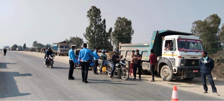 जिल्ला देखि केन्द्र सम्मको सेटिङमा ट्राफिक प्रहरीको असुली धन्दा मौलाउदैँ