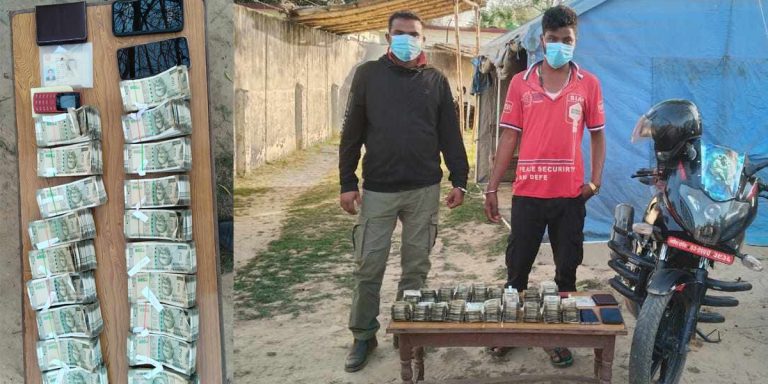बाराबाट साढे ९ लाख भारतीय रुपैयाँसहित दुई जना पक्राउ