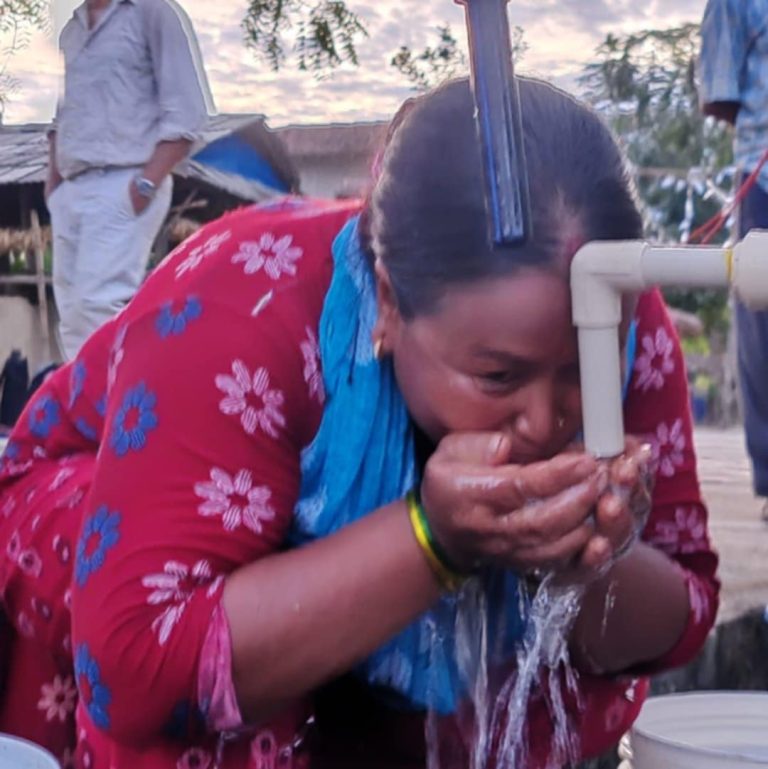 चन्द्रपुर–२ मा धाराहरू सुक्दै, संकटग्रस्त टोलमा निःशुल्क शुद्ध पानी वितरण सुरु