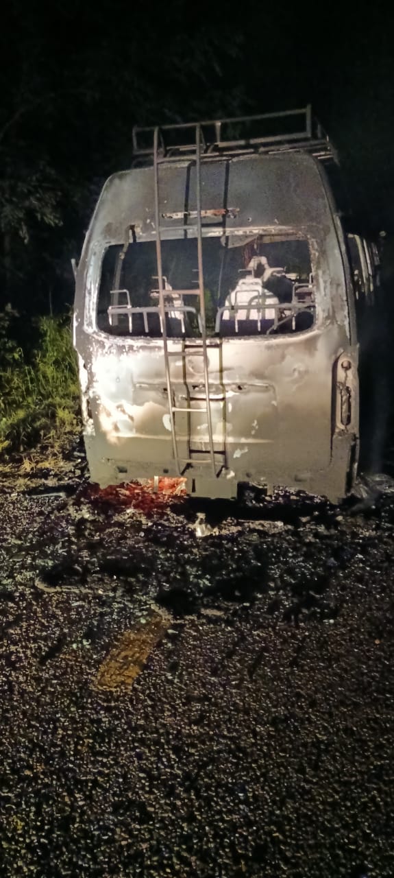 पथलैया–निजगढ सडकखण्डमा गुडिरहेको इभी माइक्रोबसमा आगलागी, १४ यात्रु सकुशल