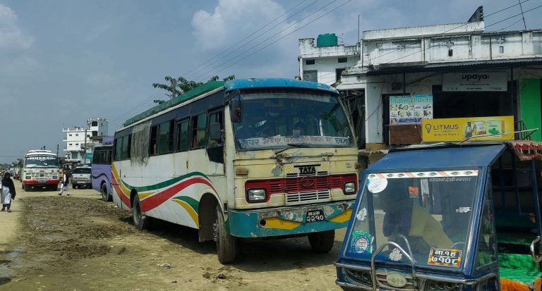 करोडौंको बसपार्क बेकार, सडकमै ‘स्ट्यान्ड’को व्यापार