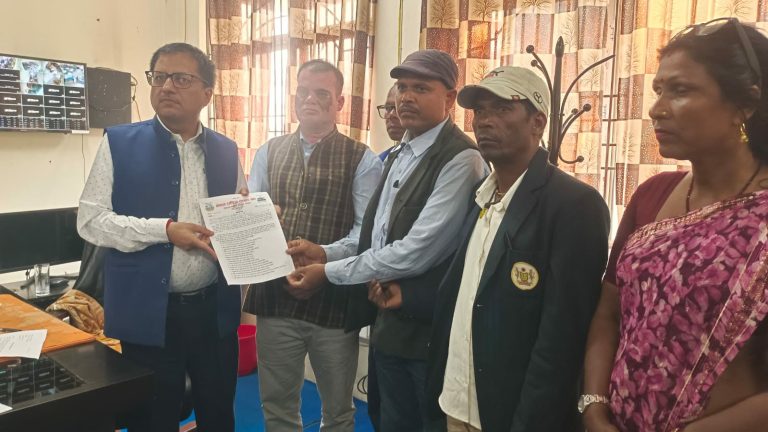 “न्याय देऊ” भन्दै सडकमा दलित अगुवा, प्रधानमन्त्रीलाई ज्ञापनपत्र