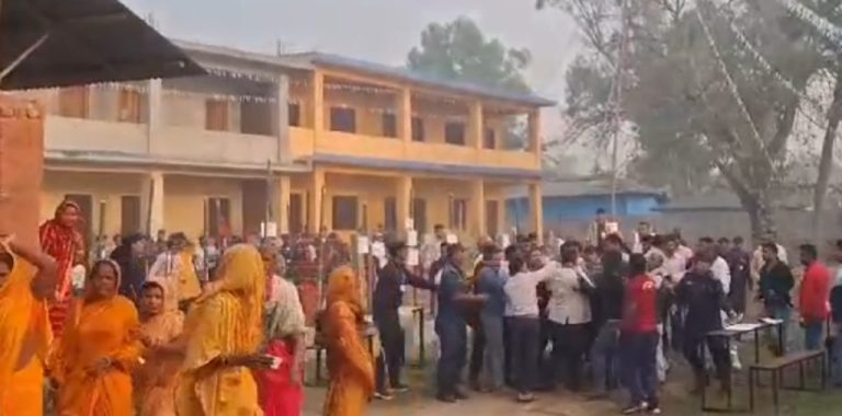 सर्लाही–४ मा मतदान सुरु हुनासाथ तनाव, केहीबेर मतदान अवरुद्ध