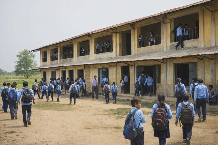 निजीमा लुटसामुदायिक विद्यालयमा जे गर्न पनि छुट