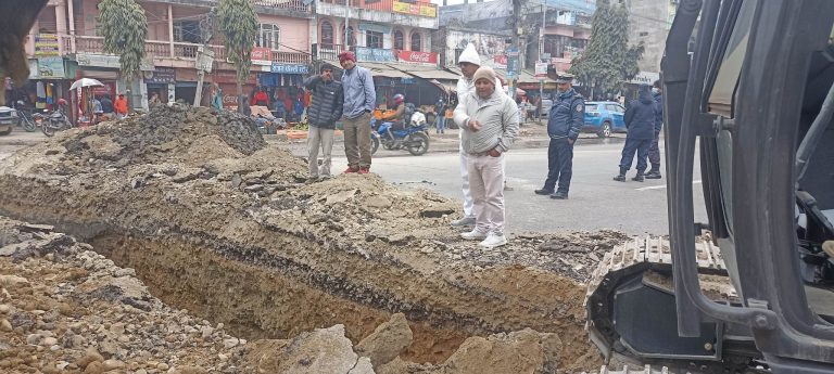 चन्द्रपुरका मेयर काफ्लेको सक्रियतामा मेन रोडमा ह्युमपाईप हालिदै