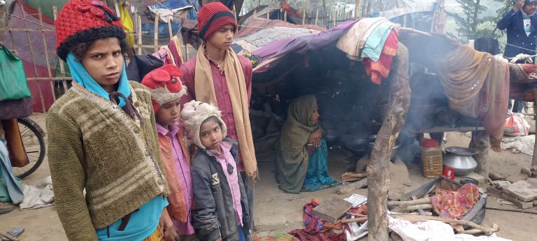 कठ्याङग्रीदो जाडोमा बबिताको त्रिपाल मुनीको बास, भिख मागेरै भएपनि दुई छोरा पढाउने आश