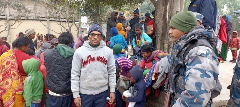 विपन्नलाई न्यानो बाडदै रिक्सा चालक तिमलसिना
