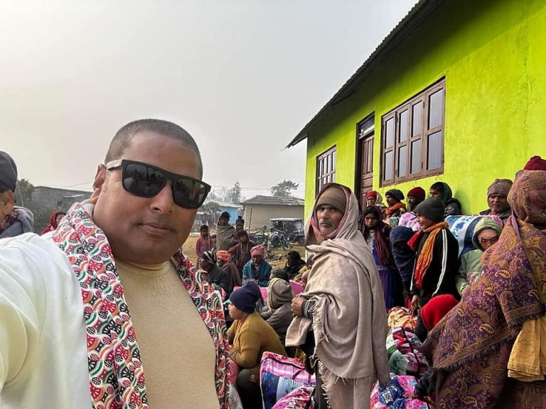 बृद्धबृद्धा लाई सिरक ,टोपी,झुल बितरण गर्दै चन्द्रपुर नगरपालिका