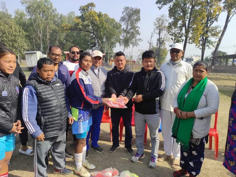 चन्द्रपुर वडानं ४ ले गर्यो फुटबल वितरण