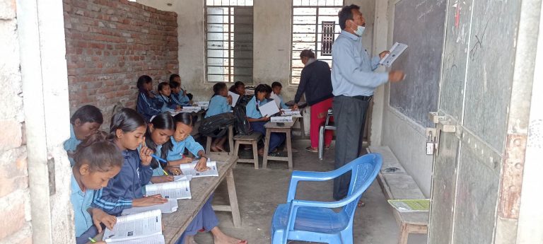 चन्द्रपुरका सामुदायीक विद्यालयको बेहाल ,एउटै कोठामा दुई वटा कक्षा ( भिडियो सहित )