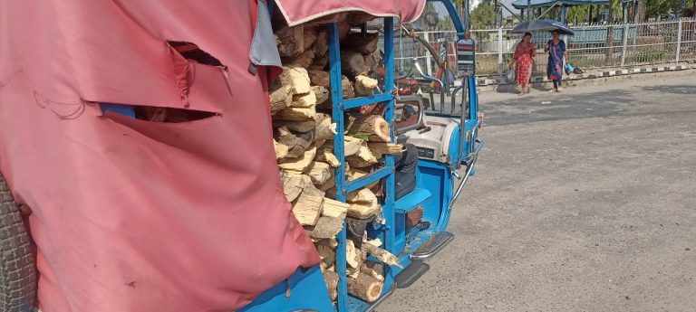 दाउरा बोक्ने ई रिक्सासंग ६ सय असुल्छन वन कर्मचारी