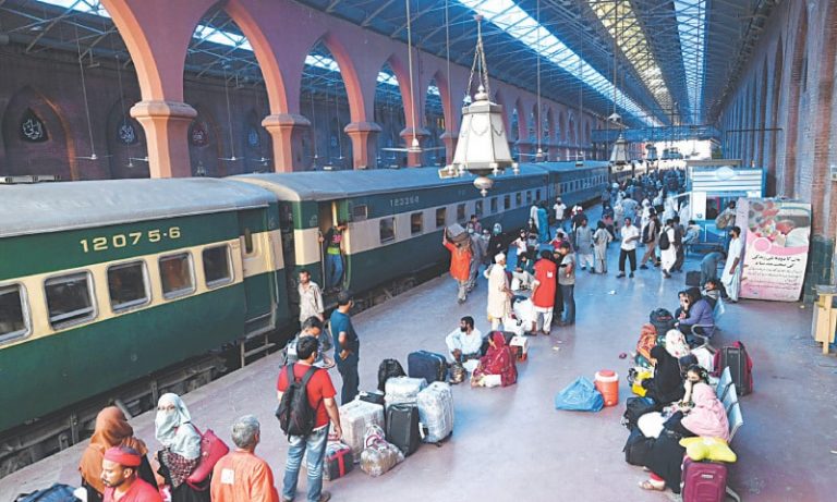 नेपाल रेल्वे असुरक्षित स् लुटियो एक जना महिलाको दुई लाख ७० हजार
