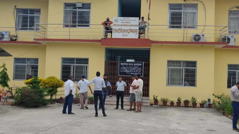 डिभिजन सडक कार्यालय चन्द्रनिगाहपुरमा तालाबन्दी