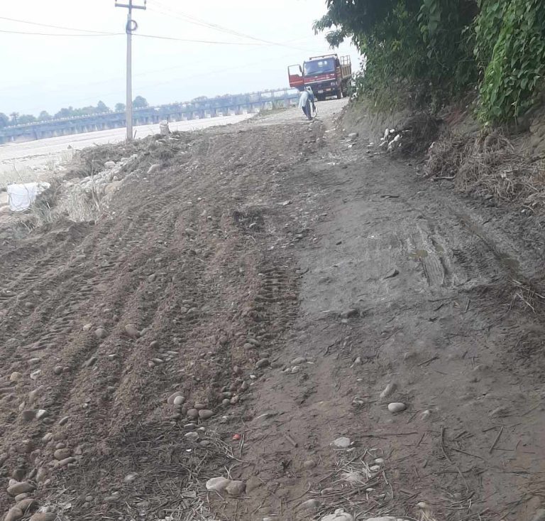 चन्द्रपुरका मेयर काफ्लेको निर्देशनमा बन्यो नुनथरको बाटो