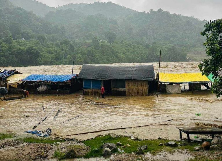 रौतहट भएर बग्ने खोलामा पानीको बहाव बढ्यो
