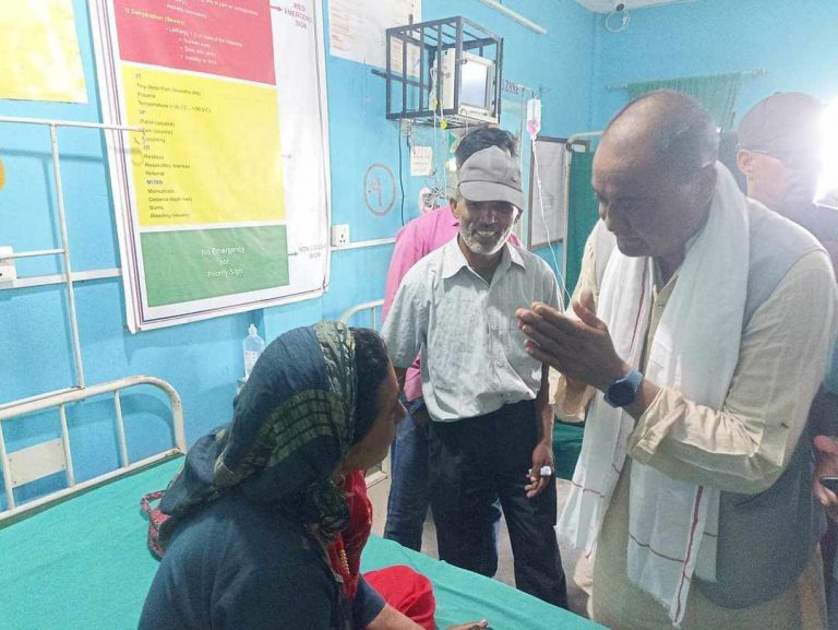 बिपी जन्म जयन्तीमा फलफुल वितरण