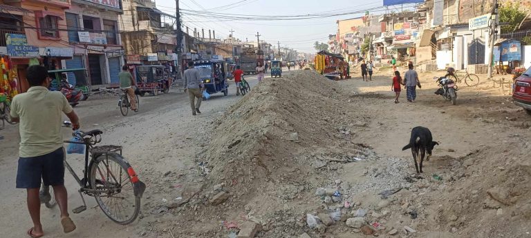 चन्द्रनिगाहपुर –गौर सडकमा पानी छिटन् स्थानीयको माग