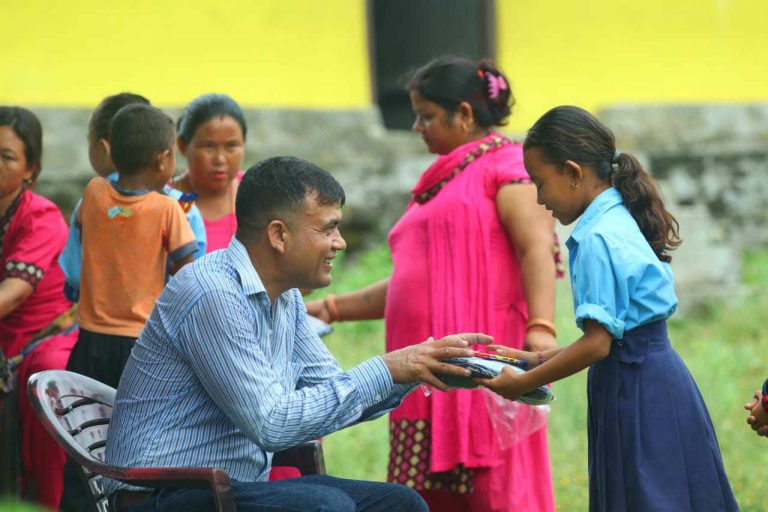 विद्यार्थीलाई एमाले नेता भण्डारीको सहयोग