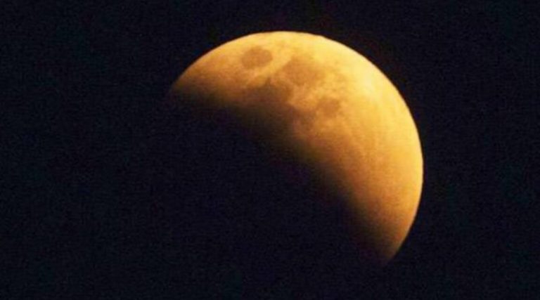 आज खण्डग्रास चन्द्रग्रहण लाग्ने