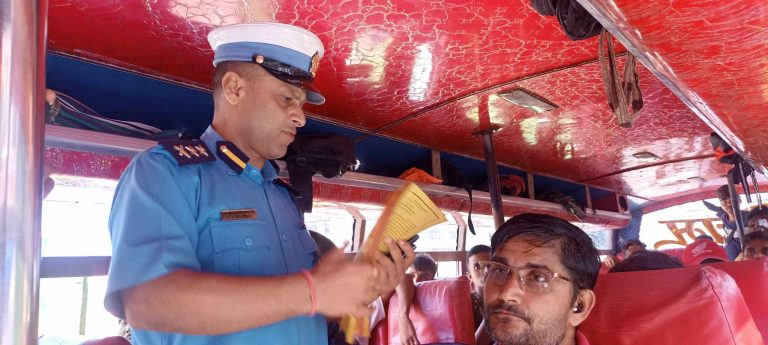 मधेश प्रदेशमा ट्राफिक प्रहरीले सुरु गर्यो चाडवाड लक्षित चेतना मुलक कार्यक्रम( भिडियो सहित )