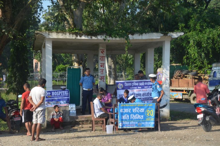जिल्ला ट्राफिक प्रहरी कार्यालय रौतहटद्धारा राजमार्गमै चालकको स्वास्थ्य परिक्षण