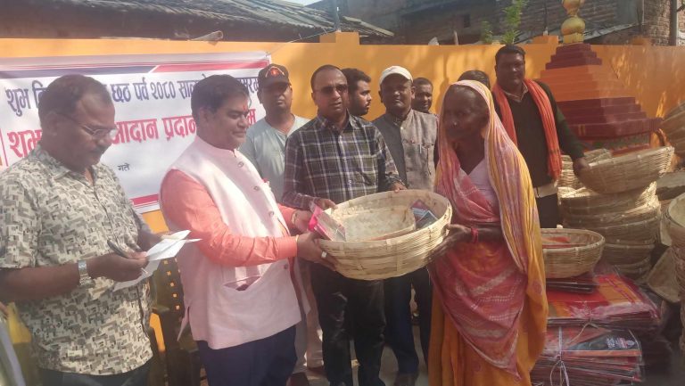 गरुडाका मेयर जयसवाल द्वारा छठ ब्रतालुलाई साडी वितरण