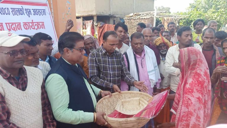 गरुडाका मेयर जयसवालद्वारा एकै दिन ३४२ छठ ब्रतालुलाई समान वितरण