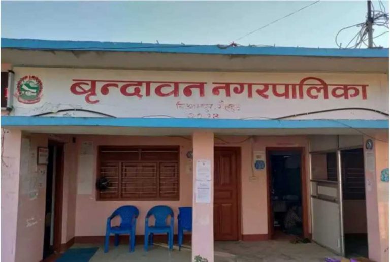 रौतहटको बृन्दावनमा एम्बुलेन्सदेखी ट्याङकरसम्म कबाडमा परिणत हुदैँ