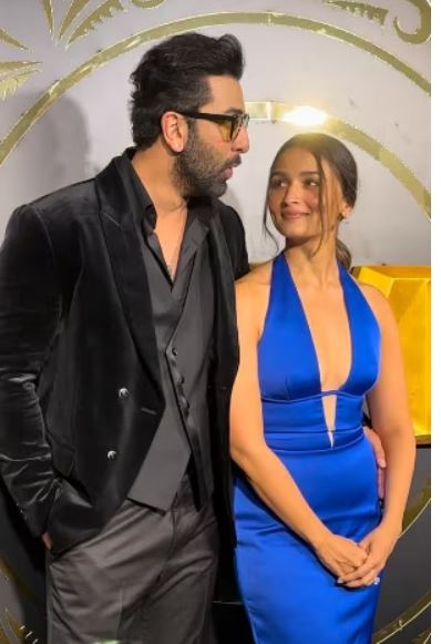 एनिमलको सक्सेस पार्टीमा रणवीरसँगै आलिया भट्टको उपस्थिति, दिए पापाराजीलाइ अनेक पोज