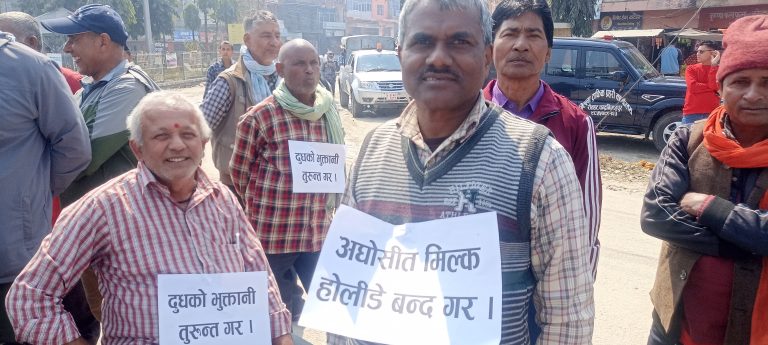 दुुध किसानले गरे २ घन्टा चक्का जाम