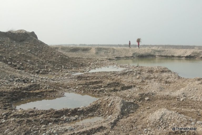 गढीमाईमा मनलाग्दी उत्खननले बागमती गाँउ पस्ने खतरा,दुई वटा स्काभेटरको अनुमती दिएर सात वटा संचालन