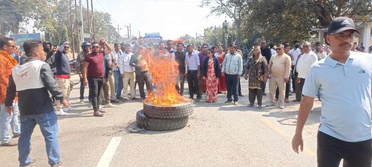 वन कार्यालय रौतहटका प्रमुख शैलेन्द्र कुमार मिश्र र सहायक वन अधिकृत सुरेश महतोलाई कार्वाहीको माग गर्दे चक्का जाम