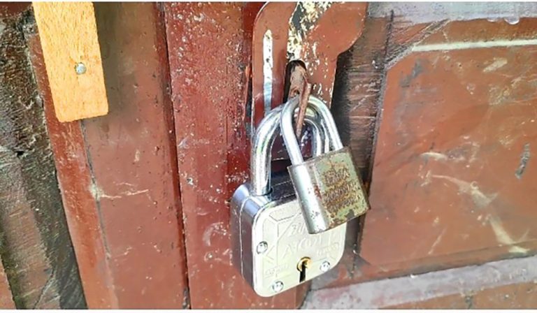 कांग्रेस कार्यकर्ताले लगाए मधेशको पूर्वाधार कार्यालयमा ताला