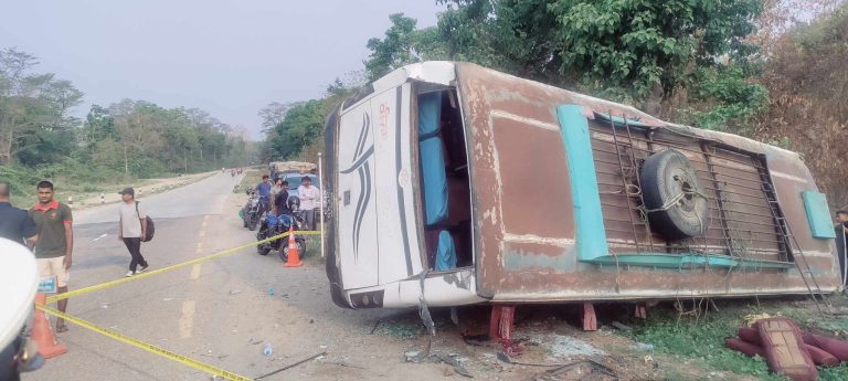 यात्रुवाहक बस पल्टिँदा ३२ जना घाइते