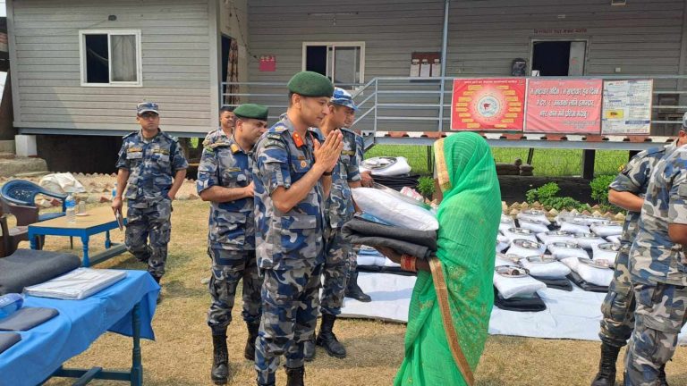 सर्लाहीका अग्नि पीडितलाई सशस्त्र प्रहरीको राहत वितरण