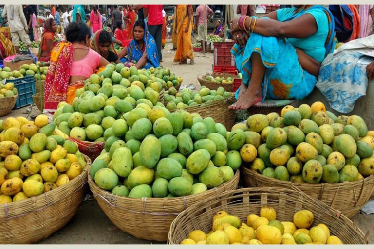 रौतहटका बजारमा विषादी प्रयोग युक्त आँप निर्बाध बिक्री