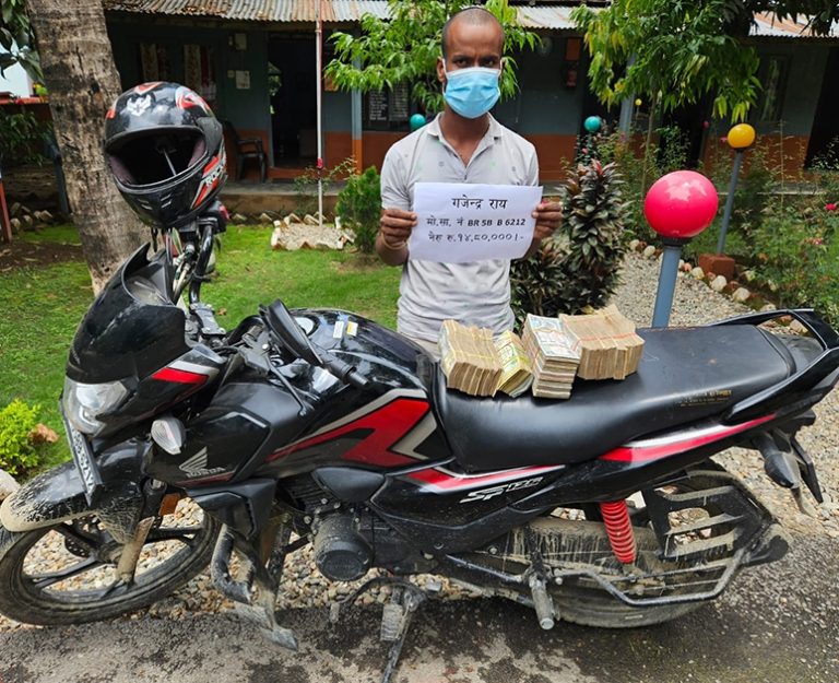 स्रोत नखुलेको रकम सहित पक्राउ परेका भारतीय युवक गौर भन्सारबाटै फरार