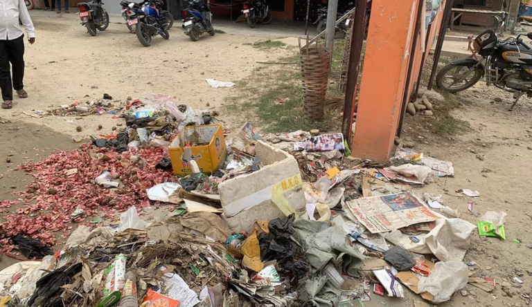 बजारको फोहर नउठाएपछि कटहरिया नगरपालिकाको मूलगेटमा फोहर 